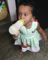 அடம் பிடிக்கும் சுட்டி குழந்தை